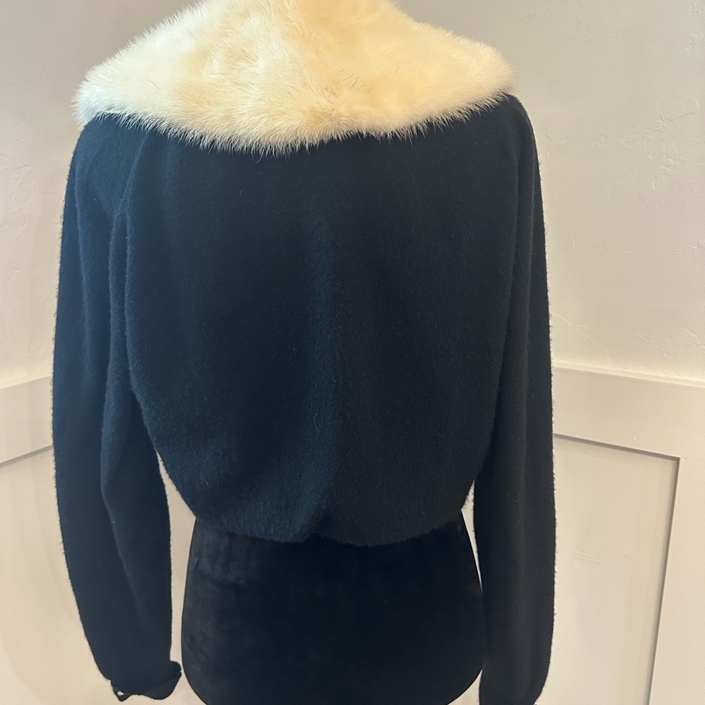 Elegant Black Cardigan with Cream Collar - Picture 3 of 10